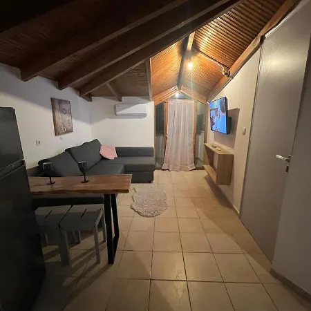 Sweet Wooden קסטוריה